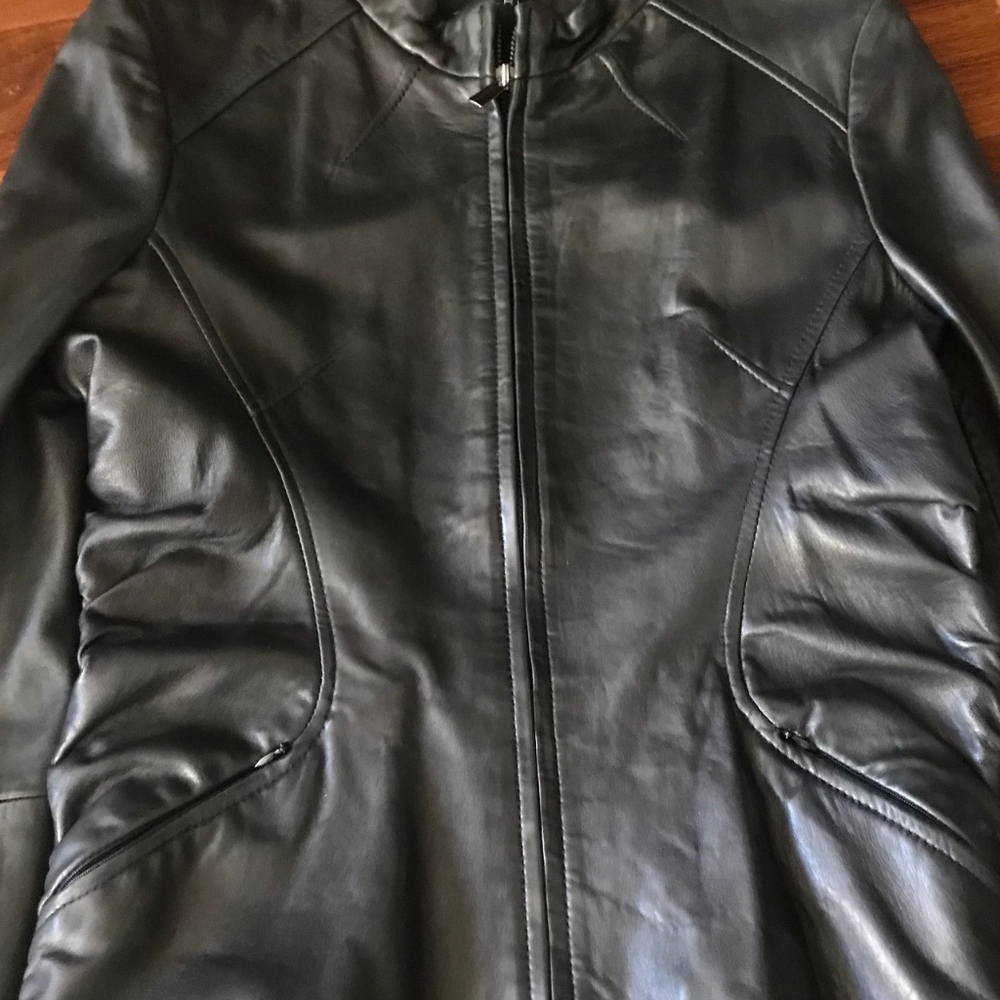 Tahari Ultra soft leather jacket with great details sz S - Picture 3 of 5